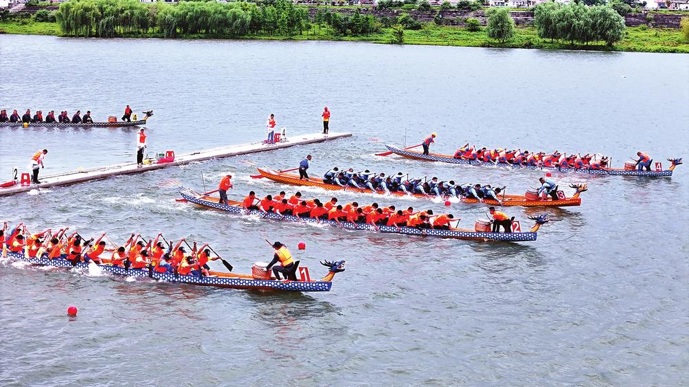 Gara tradizionale di barche drago in Cina durante la Festa delle barche drago