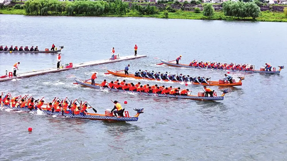 Gara tradizionale di barche drago in Cina durante la Festa delle barche drago
